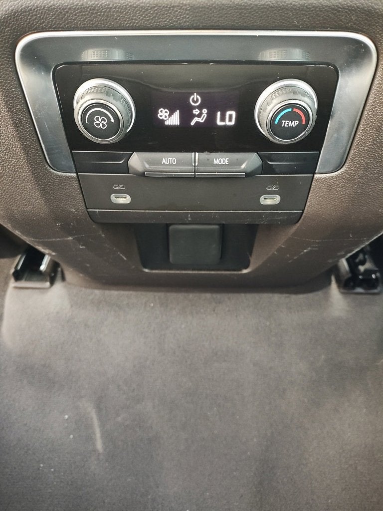 2021 Chevrolet Suburban LT - Photo 17